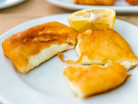 Пържено гръцко сирене - фета саганаки - снимка на рецептата